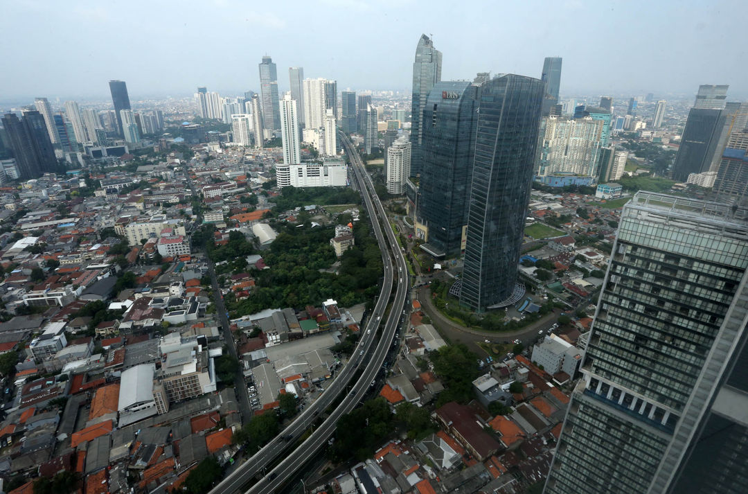 Nampak suasana pembangunan serta gedung-gedung pusat bisnis dan perkantoran di kawasan Jakarta Pusat, Senin 26 Juni 2023. Foto : Panji Asmoro/TrenAsia