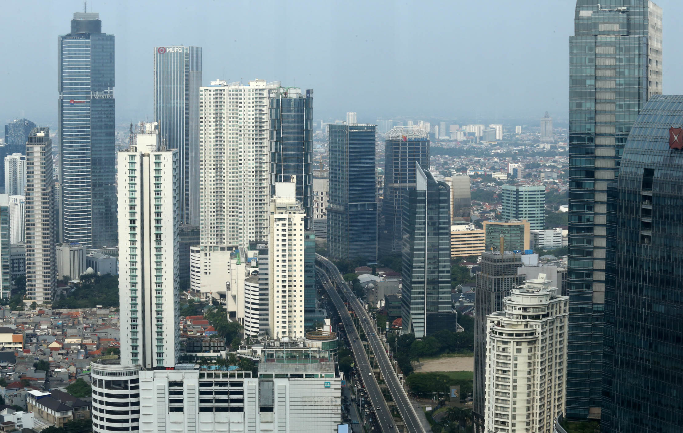 Nampak suasana pembangunan serta gedung-gedung pusat bisnis dan perkantoran di kawasan Jakarta Pusat. Foto : Panji Asmoro/TrenAsia