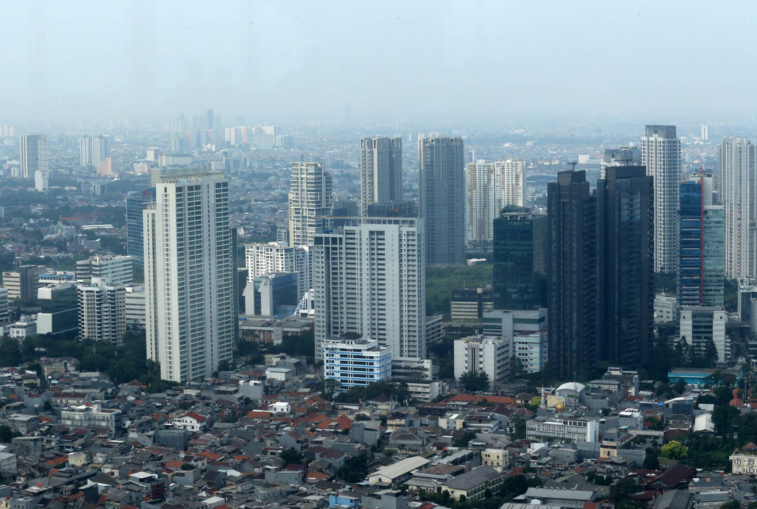 Nampak suasana pembangunan serta gedung-gedung pusat bisnis dan perkantoran di kawasan Jakarta Pusat, Senin 26 Juni 2023. Foto : Panji Asmoro/TrenAsia