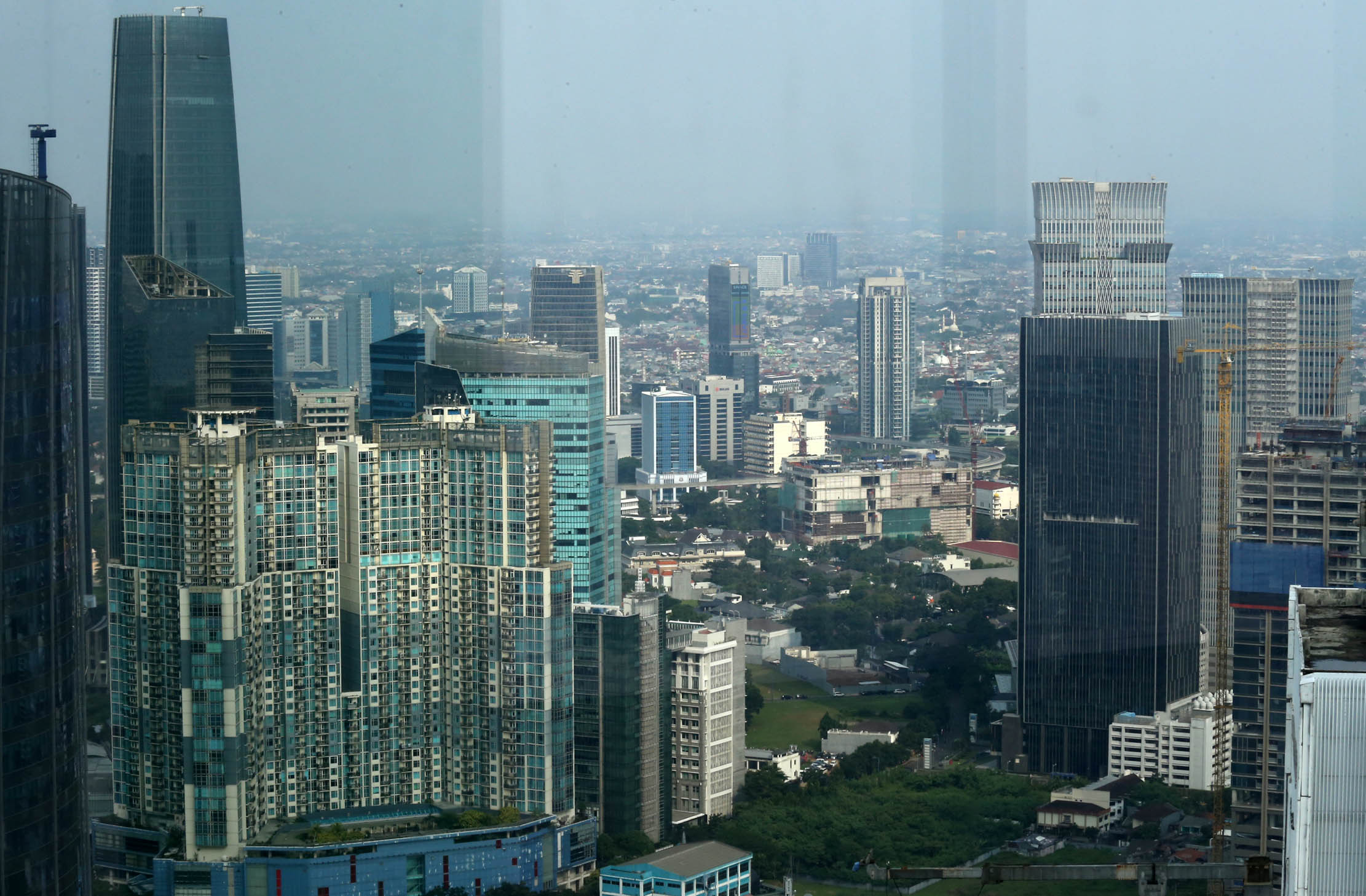 Nampak suasana pembangunan serta gedung-gedung pusat bisnis dan perkantoran di kawasan Jakarta Pusat, Senin 26 Juni 2023. Foto : Panji Asmoro/TrenAsia