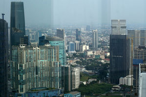 Nampak suasana pembangunan serta gedung-gedung pusat bisnis dan perkantoran di kawasan Jakarta Pusat, Senin 26 Juni 2023. Foto : Panji Asmoro/TrenAsia