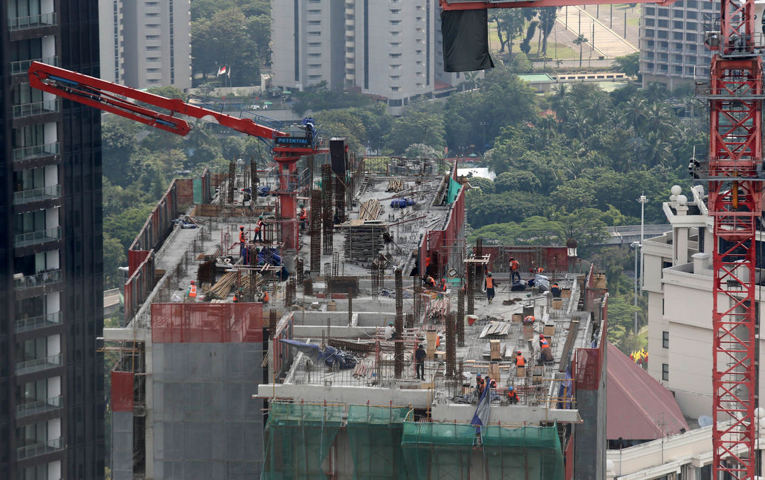 Nampak suasana pembangunan serta gedung-gedung pusat bisnis dan perkantoran di kawasan Jakarta Pusat. Foto : Panji Asmoro/TrenAsia