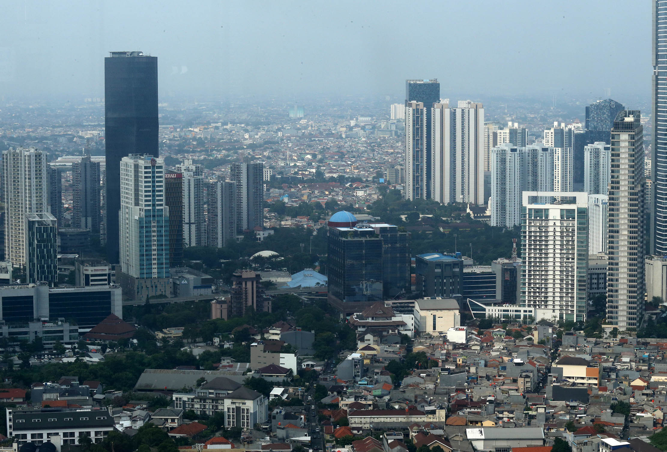 Nampak suasana pembangunan serta gedung-gedung pusat bisnis dan perkantoran di kawasan Jakarta Pusat, Senin 26 Juni 2023. Foto : Panji Asmoro/TrenAsia