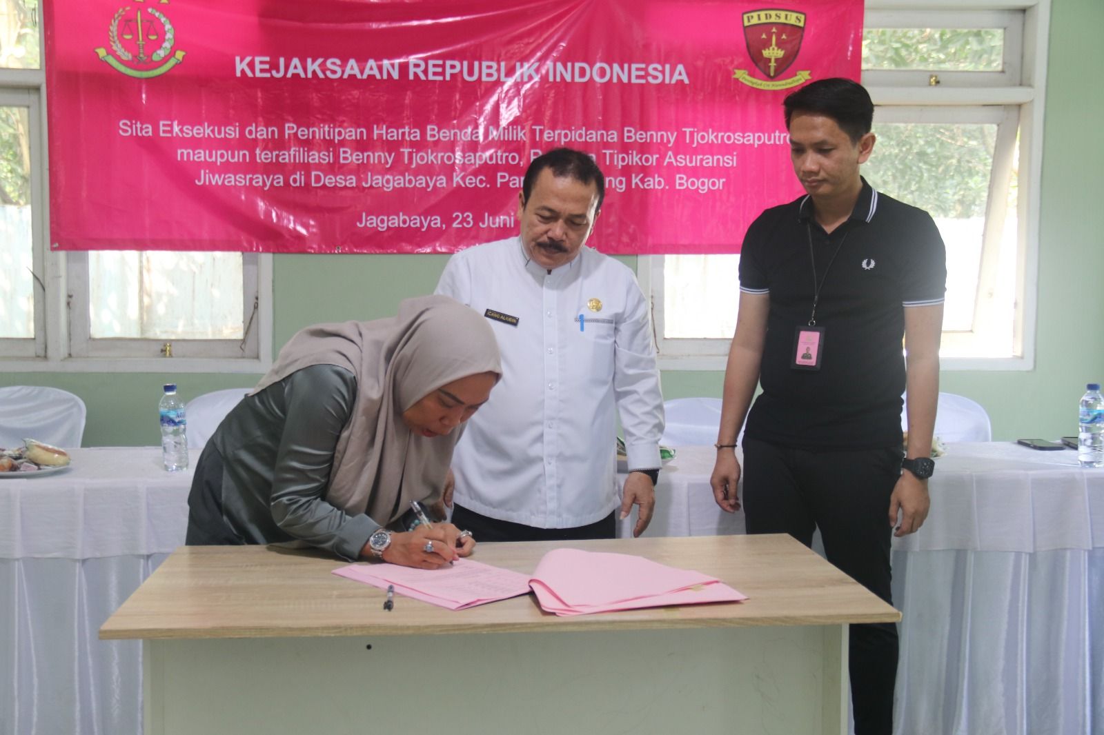 Penandatanganan penitipan aset yang disita dari Benny Tjokrosaputro atas kasus korupsi Jiwasraya. Penandatangan dilaksanakan di pada hari Jumat, 23 Juni 2023, di kantor Desa Jagabaya, Kecamatan Parung Panjang, Kabupaten Bogor. 
