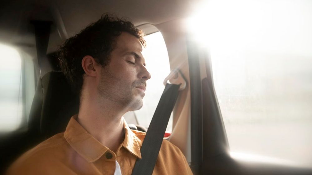 Alasan Mengapa Anda Merasa Mual Saat Naik Taksi 