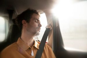 Alasan Mengapa Anda Merasa Mual Saat Naik Taksi 