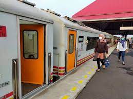 Penumpang yang akan masuk ke gerbong kereta api