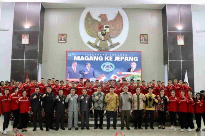 Foto bersama Wagub Sulut Steven Kandouw dengan peserta magang ke Jepang. (Foto:Istimewa)