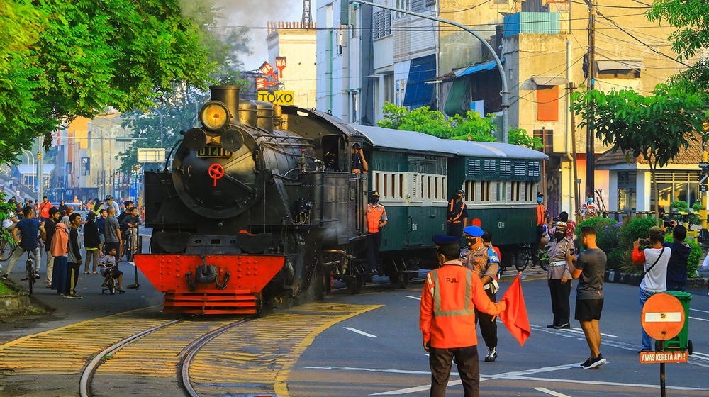 Kereta Wisata Jaladara melintas rel bengkong Jalan Slamet Riyadi