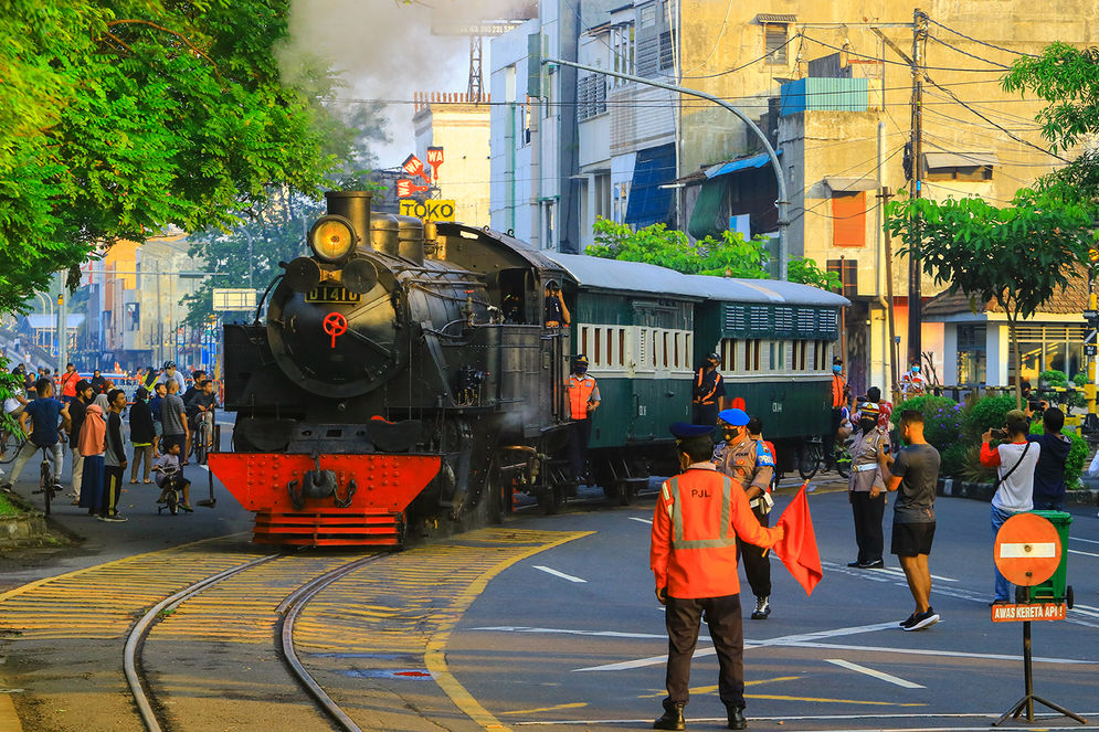 Kereta Wisata Jaladara melintas rel bengkong Jalan Slamet Riyadi