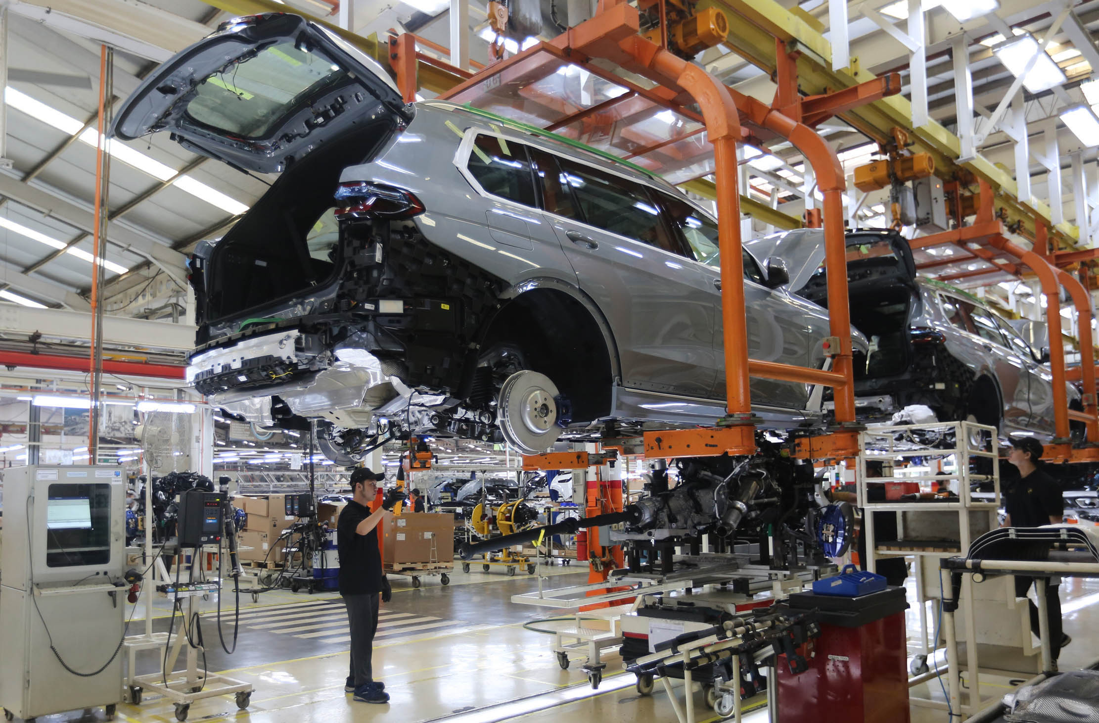 Nampak sejumlah pekerja melakukan aktifitas dipabrik perakitan mobil BMW PT Gaya Motor yang berlokasi di Sunter Jakarta Utara, 26 Juni 2023. Foto : Panji Asmoro/TrenAsia