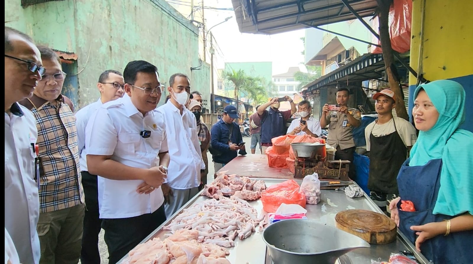 Kepala Bapanas Arief Prasetyo Adi melakukan peninjauan Gerakan Pangan Murah di Kelurahan Tanjung Priok, Jakarta, Rabu, 28 Juni 2023. 