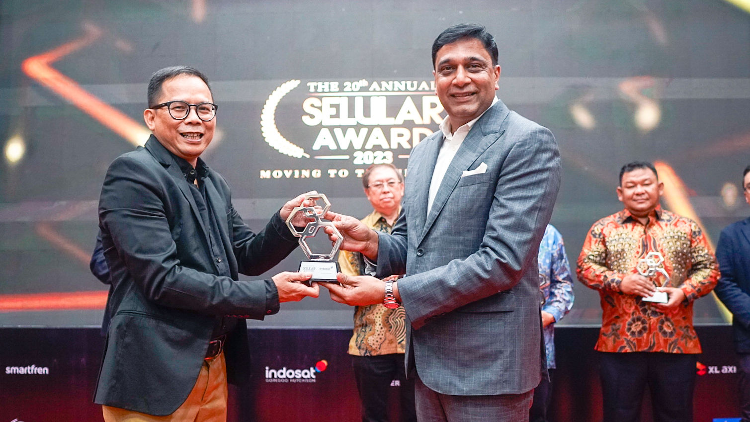 Atas berbagai inisiatif perusahaan dalam mencapai tujuannya, Vikram Sinha, President Director and CEO Indosat Ooredoo Hutchison, meraih CEO of the Year di ajang Selular Award 2023. Selain itu, Indosat juga meraih penghargaan untuk kategori Operator of the Year, Best Fiber to the Home Performance, dan Best Gaming Operator.