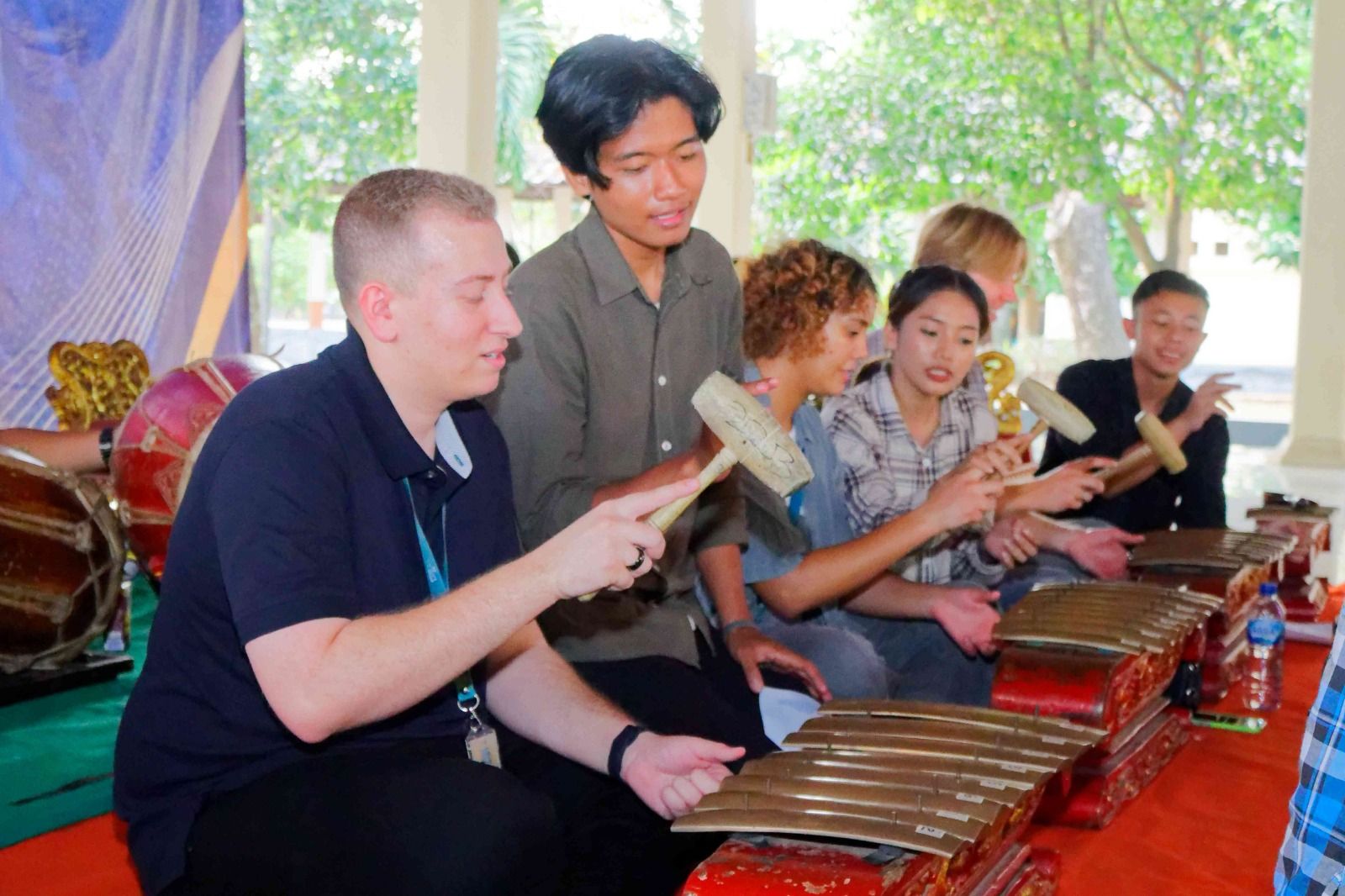 Mahasiswa Western Australia belajar memukul gamelan di Unesa.