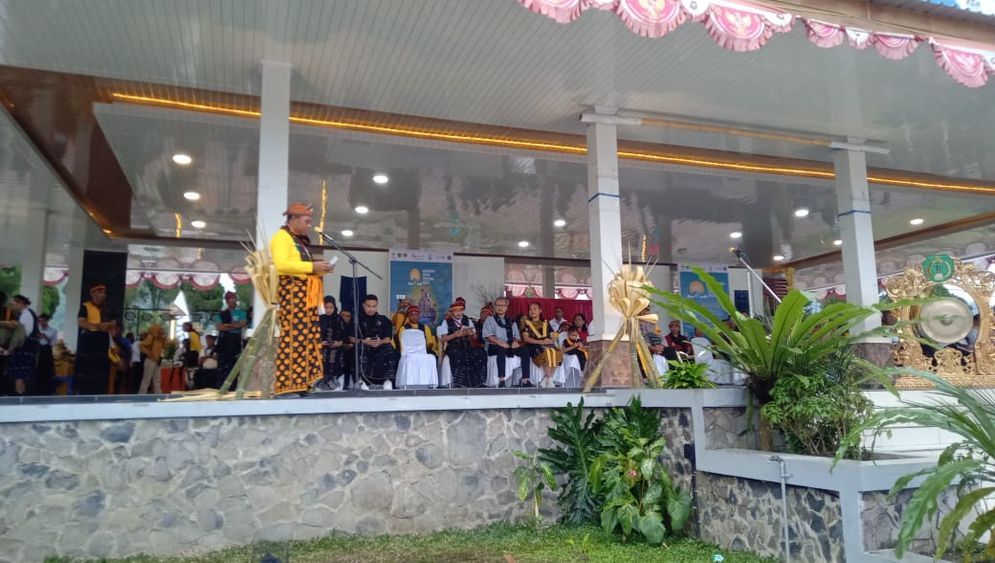 Bupati Ngada Paru Andreas,S.H.,M.H memberikan Kata Sambutan Pembuka pada Wolobobo Ngada Festival, di Taman Kartini, Bajawa, Rabu, 28 Juni 2023.