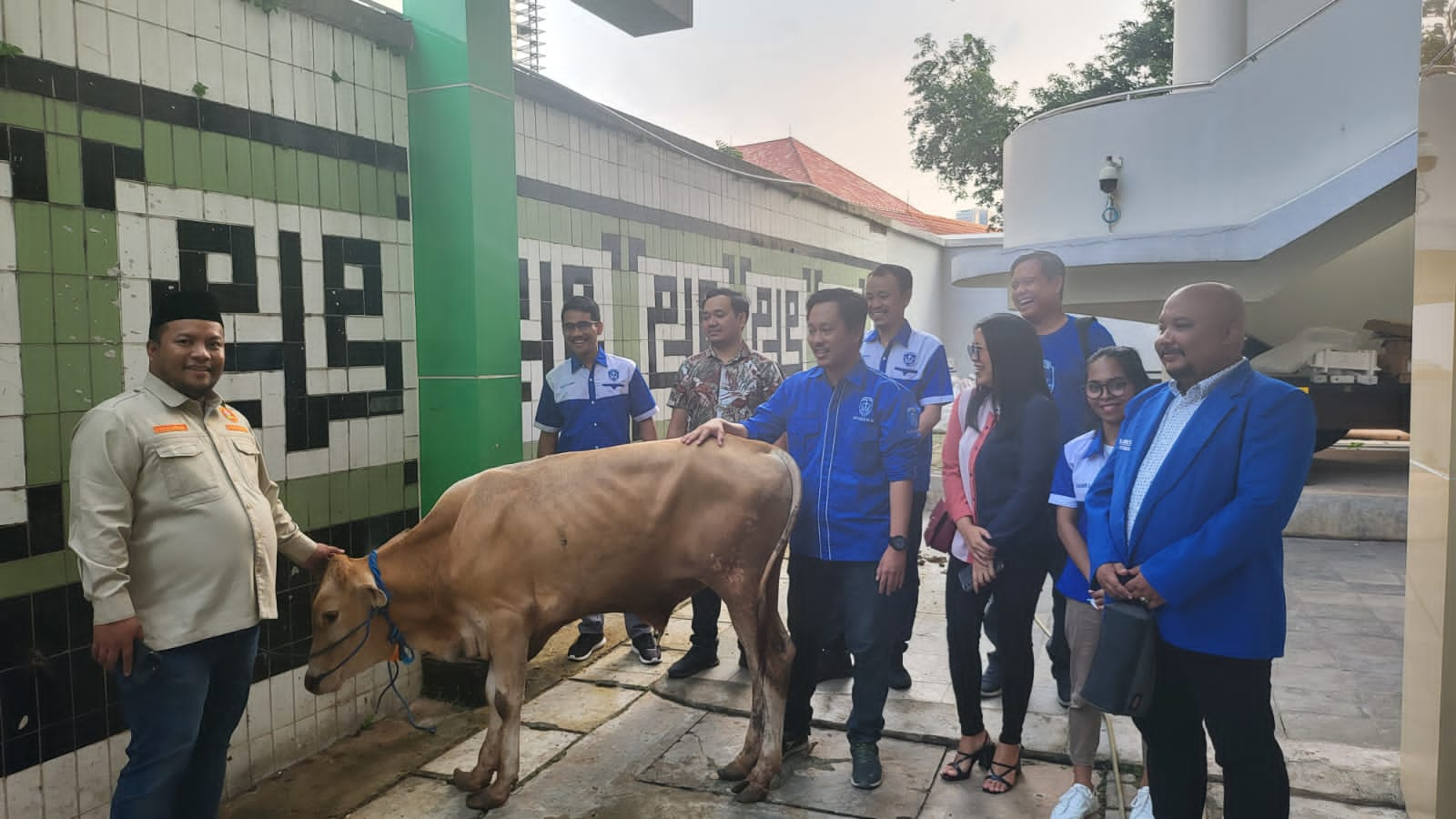 Sekum DPP GAMKI, Alan Singkali didampingi pengurus lainnya menyerahkan sumbangan sapi kurban kepada perwakilan Pemuda Muhammadiyah. (Foto:Istimewa)