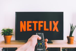 Ilustrasi Netflix menonton TV santai liburan 