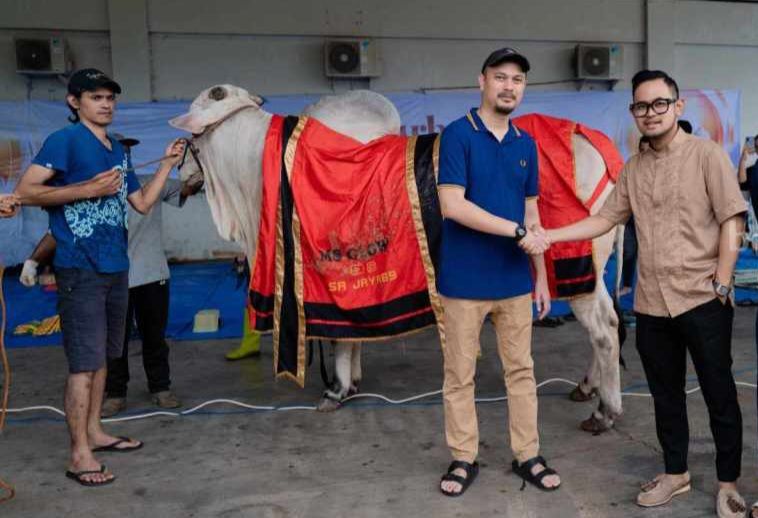 Founder Juragan99, Gilang W. Pramana (kanan) menyerahkan hewak kurban secaraa simbolis. 
