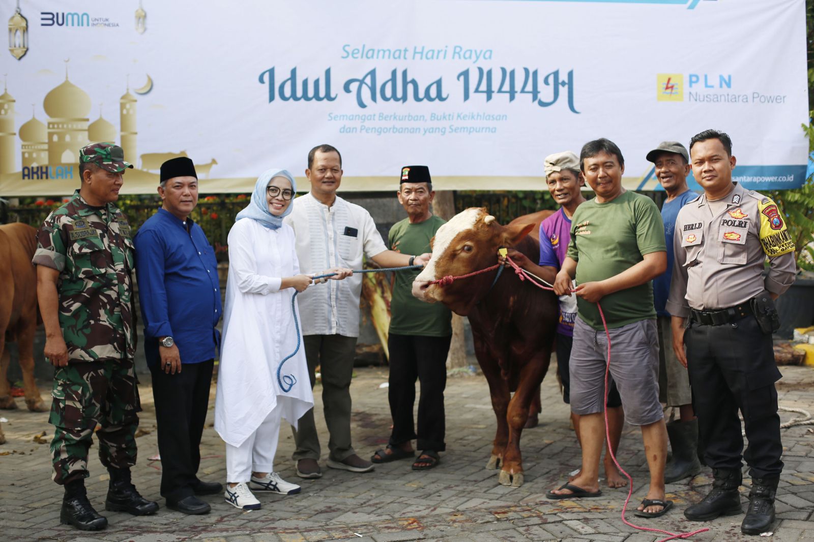 Penyerahan hewan kurban dari PLN NP. 