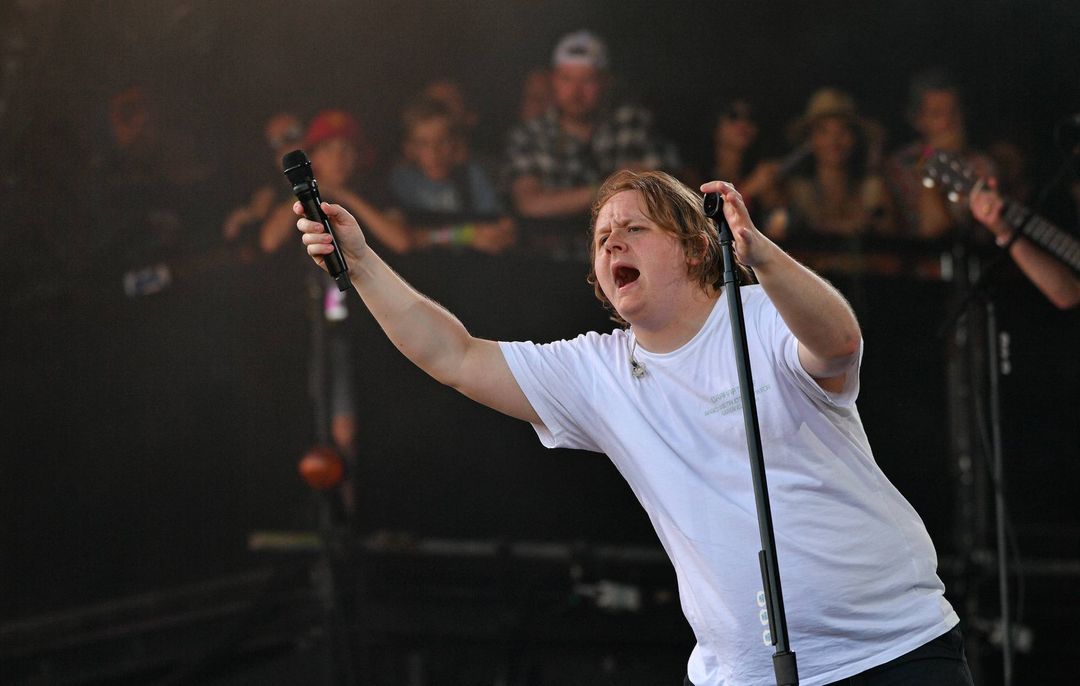 Lewis Capaldi saat tampil di Glastonbury 2023.