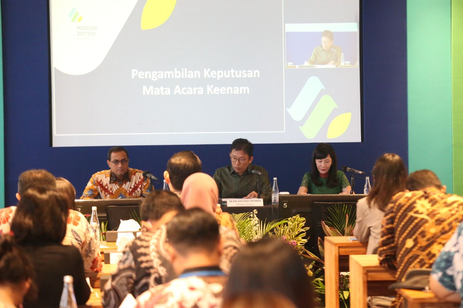 Presiden Direktur PT Merdeka Battery Materials Tbk (MBMA) Devin Ridwan (tengah) didampingi Komisaris Independen MBMA Hasan Fawzi (kiri) dan Direktur MBMA Titien Supeno (kanan) memimpin Rapat Umum Pemegang Saham Tahunan (RUPST) Perseroan yang digelar di Alila Hotel, Jakarta, Jumat (30/06). Salah satu mata acara RUPST yaitu menyetujui pengangkatan Andrew Phillip Starkey sebagai Direksi Perseroan.