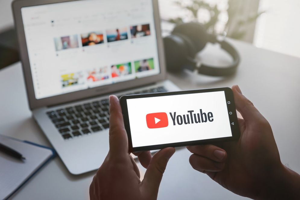 YouTube adalah salah satu aplikasi yang digemari banyak orang untuk memperoleh berbagai konten, baik itu konten informasi, hiburan, atau mendengar berbagai lagu dari artis favorit. 