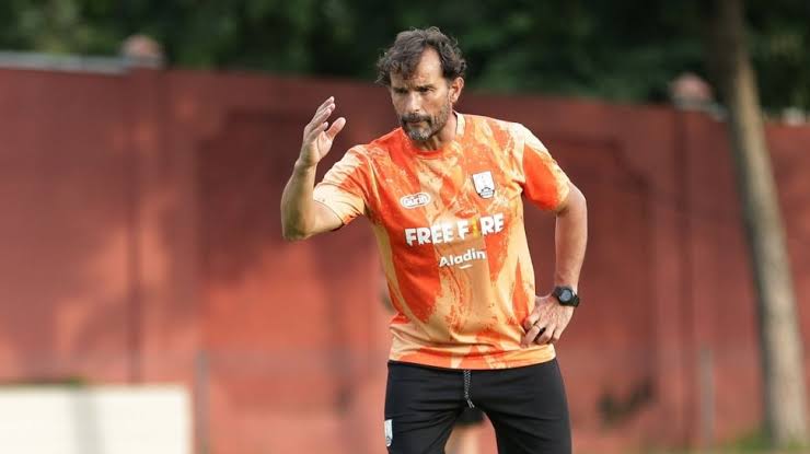 Pelatih Persis Solo Leonardo Medina 