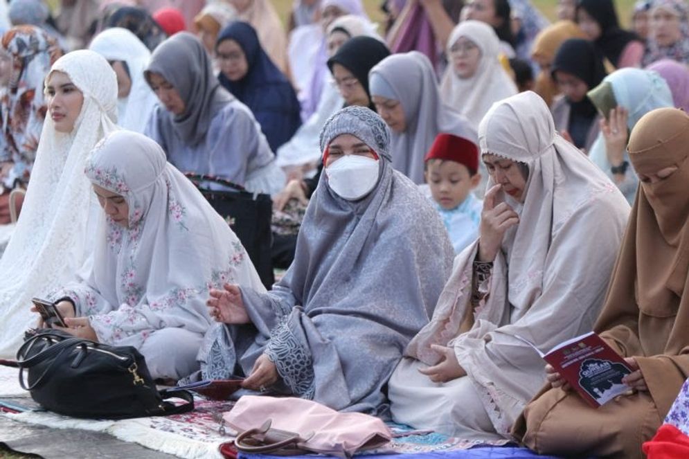 Wali Kota Bandarlampung Eva Dwiana saat sholat ied Iduladha di Lapangan Kalpataru, Kemiling Bandarlampung.