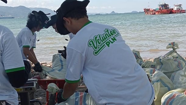 UKM Artala IIB Darmajaya Bersama PLN UID Lampung Bersih-bersih Pantai di Pesawahan