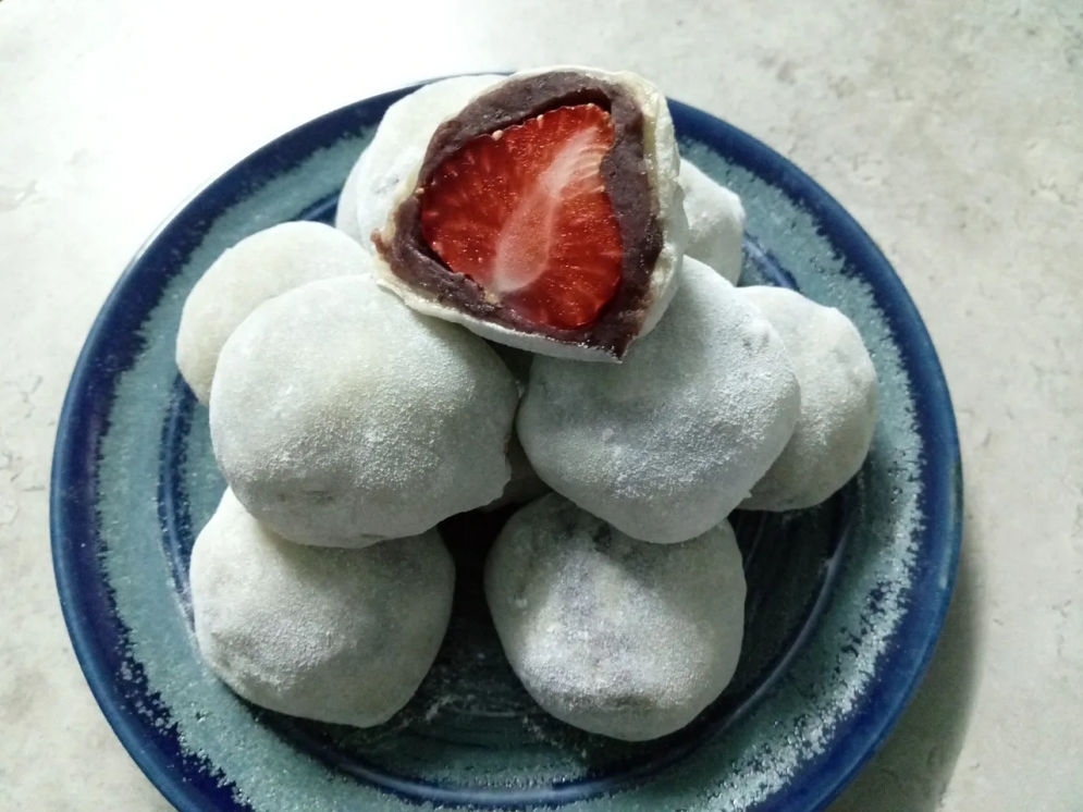 Mochi berasal dari negeri matahari terbit Jepang. Jajanan jenis satu di negara asalnya menjadi sajian wajib ketika memasuki tahun baru. 