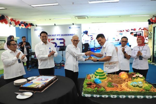 Pemotongan tumpeng dalam HUT ke-53 Jamkrindo