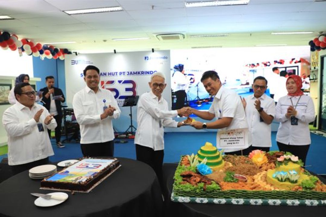 Pemotongan tumpeng dalam HUT ke-53 Jamkrindo