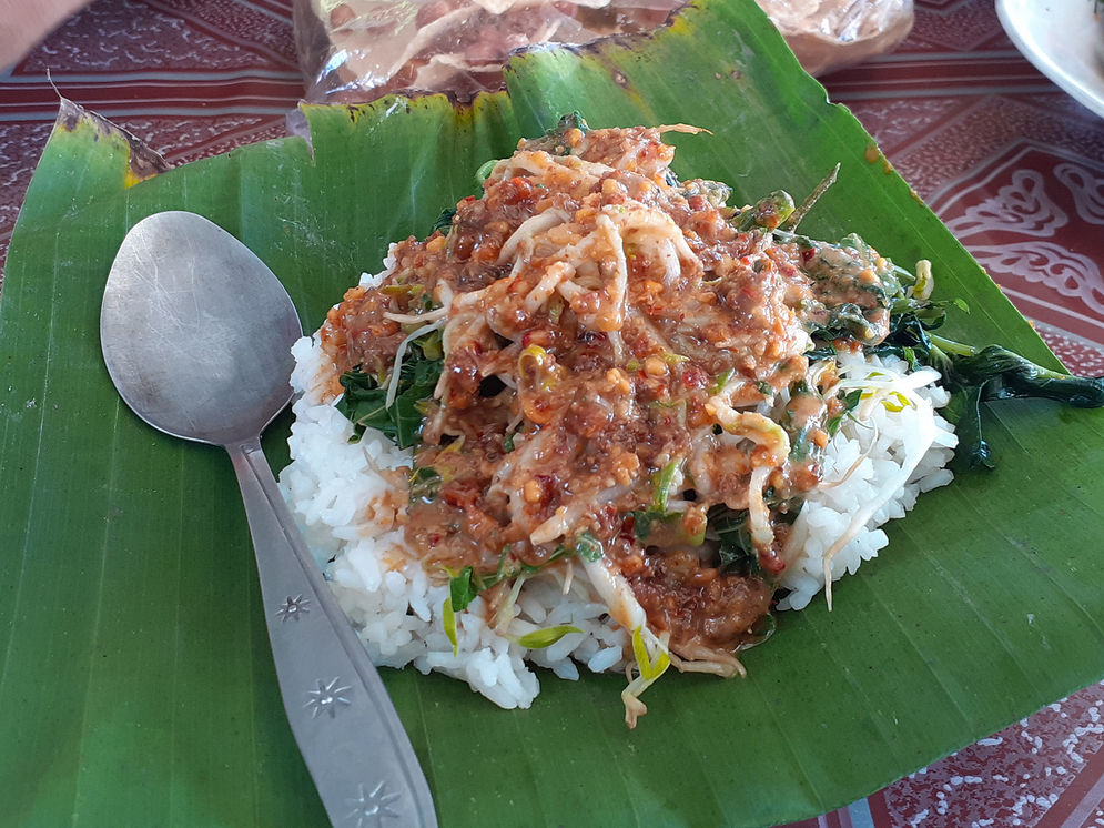 Sayuran pecel yang diguyur sambal kacang,