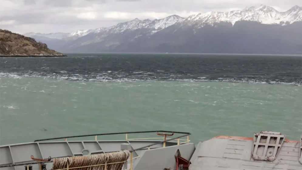 Titik pertemuan antara Samudera Atlantik dan Pasifik, Beagle Channel, Tierra del Fuego, Chile.