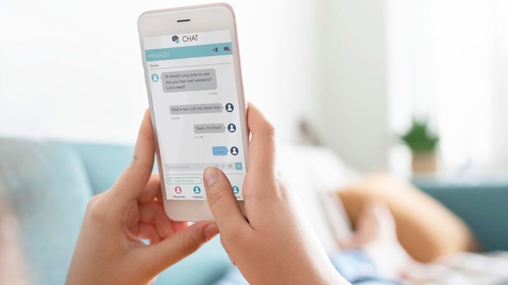 Ilustrasi orang bermain ponsel.