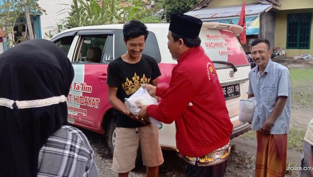 MTRH Lampung Bagikan Sembako Korban Banjir Tanggamus