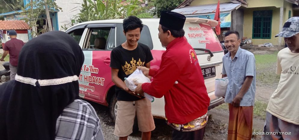 Majelis Taklim Rachmat Hidayat Provinsi Lampung membagikan ribuan kilogram beras kepada korban bencana banjir di kecamatan Semaka, Kabupaten Tanggamus pada Senin, 3 Juli 2023.