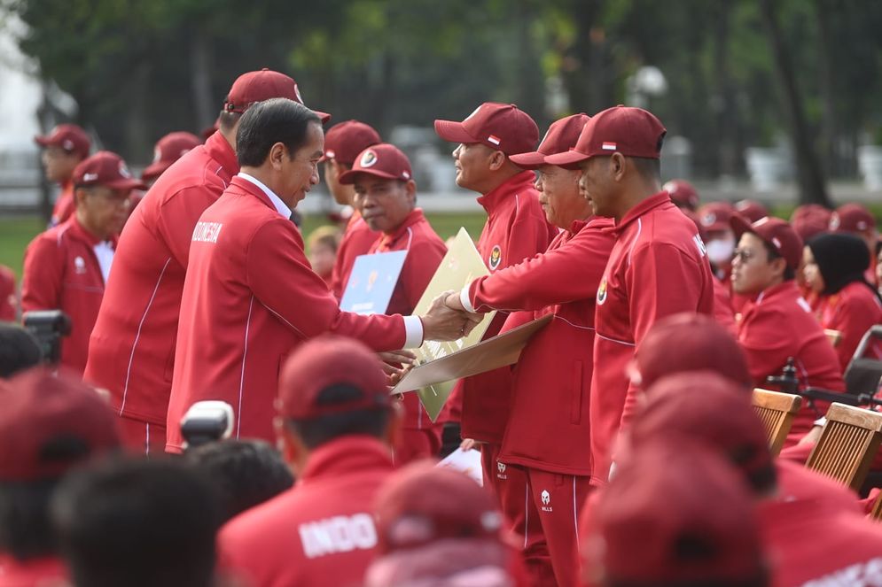 Jokowi serahkan bonus atlet Asean Para Games