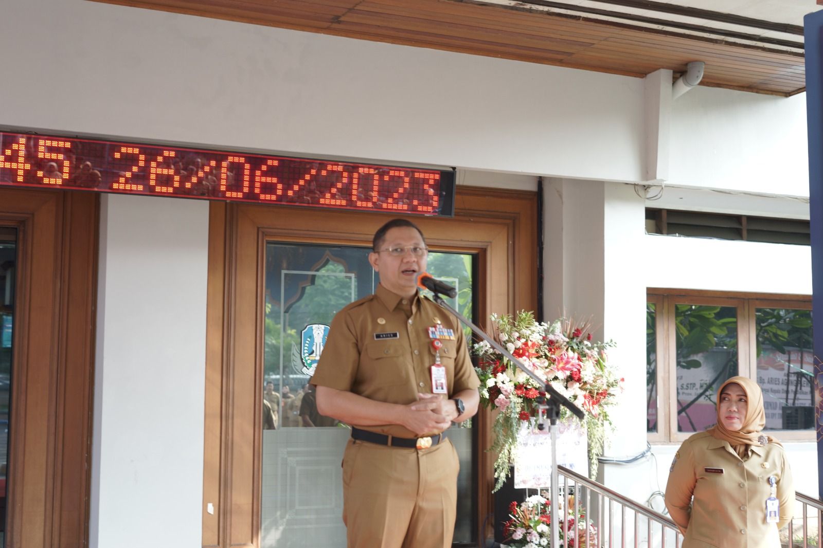 Kepala Dinas Pendidikan Jatim Aries Agung Paewai saat memimpin upacara