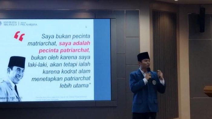 Bupati Trenggalek Mochamad Nur Arifin menjalani sidang tesis di Universitas Airlangga Surabaya, Senin. Dia mengupas buku Sarinah karya Bung Karno dan Pengarusutamaan Gender.