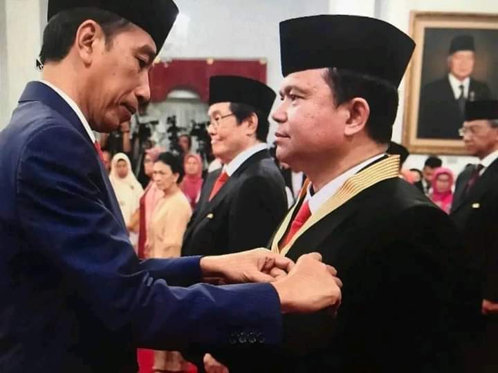 Presiden Joko Widodo saat menyematkan penghargaan kepada Irjen Pol. (Purn) Ronny Franki Sompie. (Foto:Istimewa)