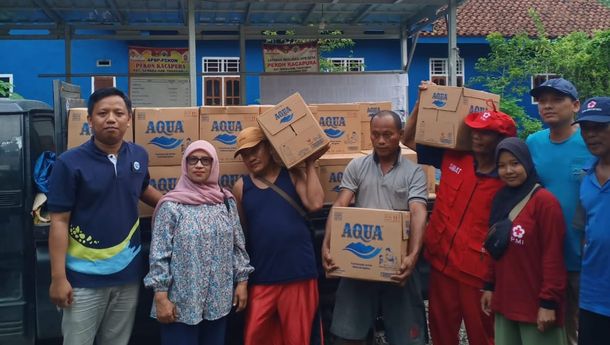 AQUA Pabrik Tanggamus Bantu Korban Bencana Banjir di Semaka