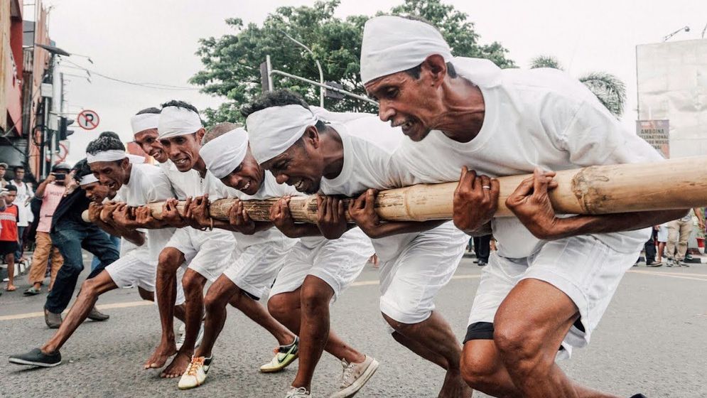 Atraksi tradisional khas Maluku, Bambu Gila.jpeg