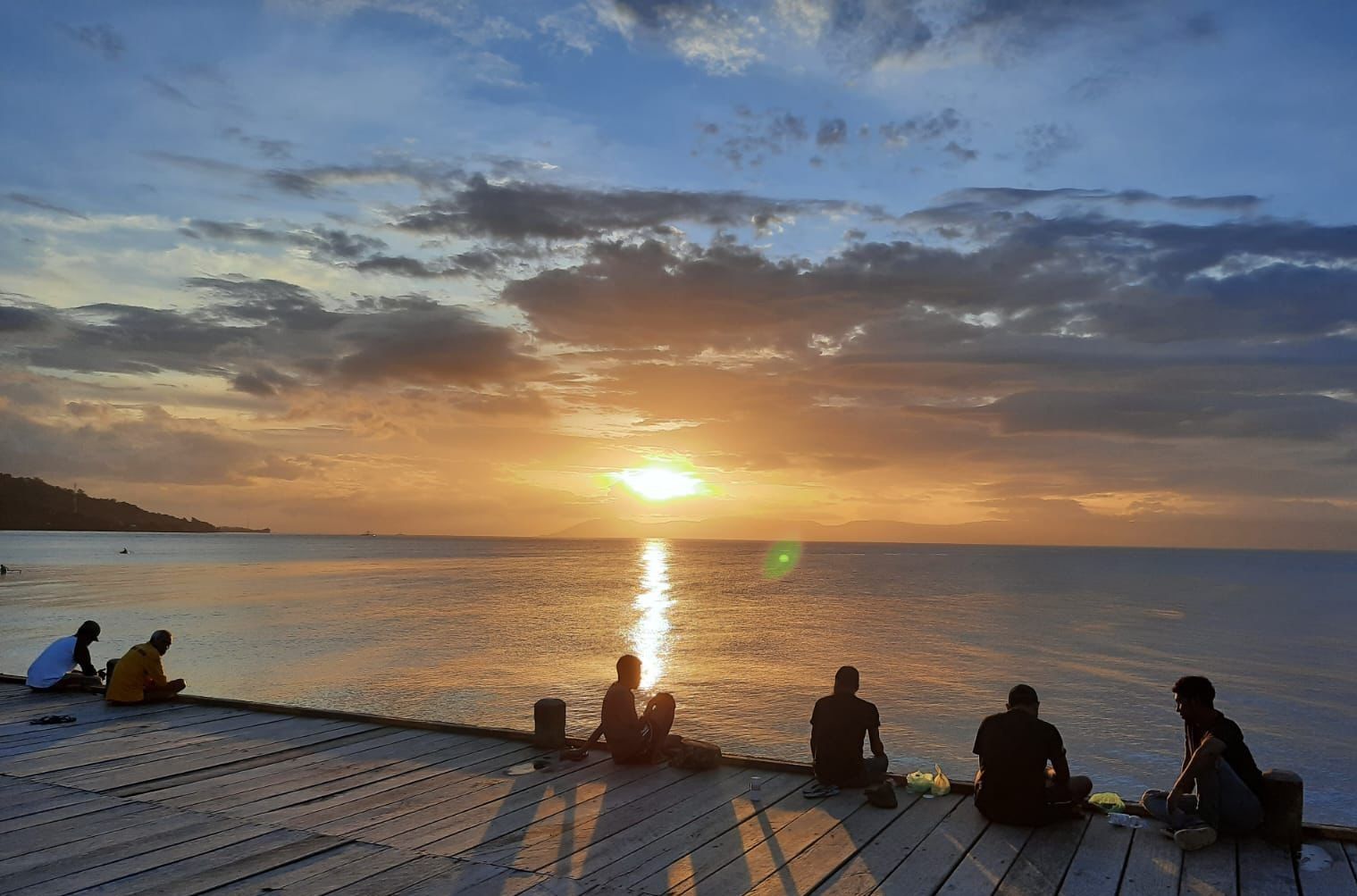 Sejumlah wisatawan melihat pemandangan matahari terbenam di Benteng Amsterdam DSA Wisata Negeri Hila, Maluku.