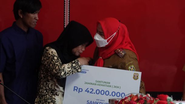 Walikota Eva Dwiana Serahkan Asuransi Kematian Rp42 Juta Kepada Ahli Waris