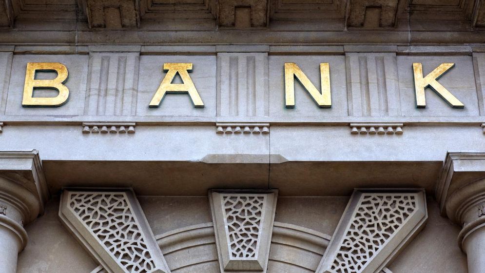 Perbankan Indonesia diwajibkan untuk membayar premi demi mendanai Program Restrukturisasi Perbankan (PRP) kepada Lembaga Penjamin Simpanan (LPS).