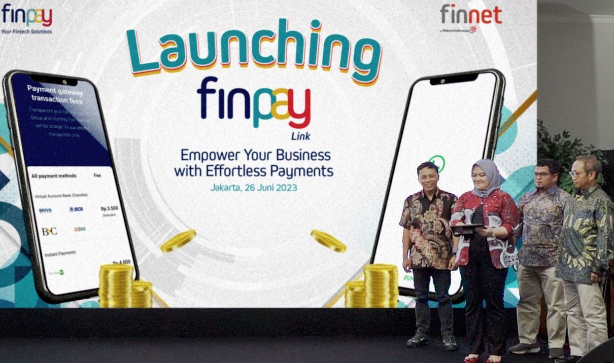 Direktur Enterprise Business PT Finnet Indonesia, Irena Aldanituti (kedua dari kiri) melakukan seremoni peluncuran FinPay Link di Jakarta, beberapa waktu lalu
