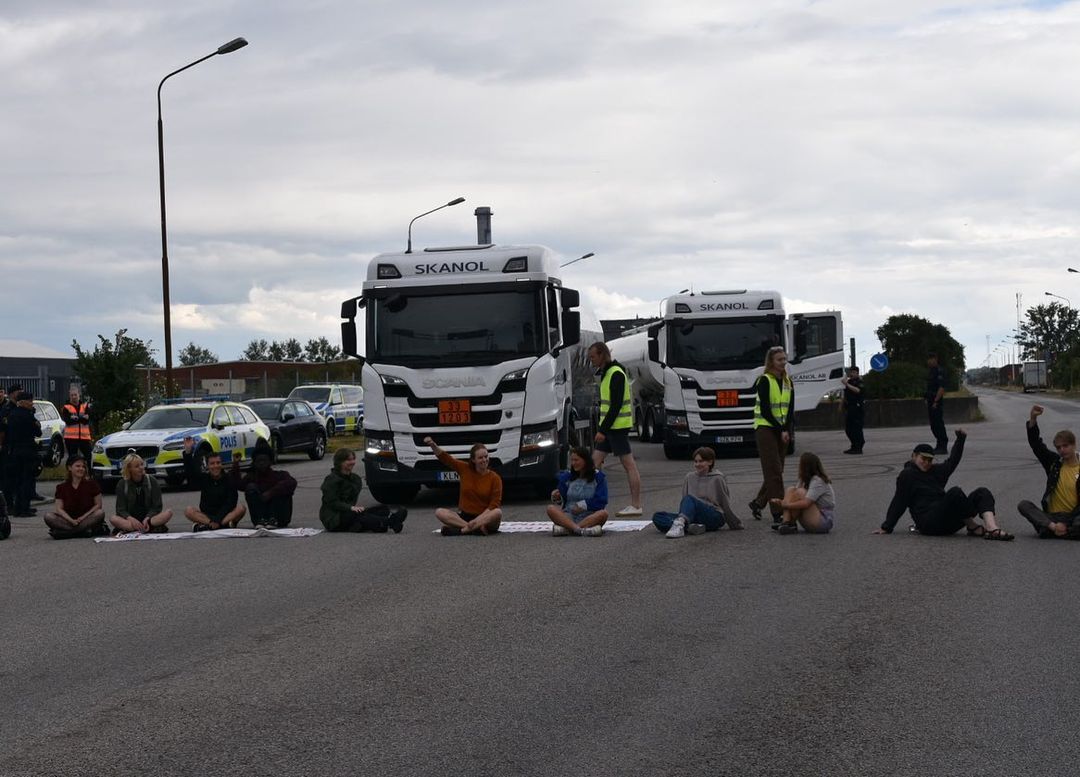 Greta Thunberg dan aktivis lingkungan lainnya melakukan pemblokiran jalan pada truk minyak di Malmo