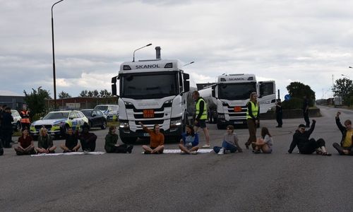 Greta Thunberg dan aktivis lingkungan lainnya melakukan pemblokiran jalan pada truk minyak di Malmo