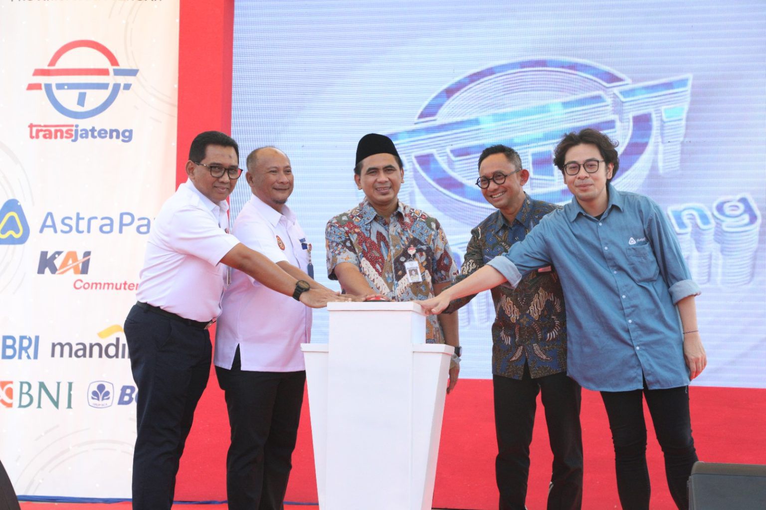 Peresmian Cashless Payment Trans Jateng oleh (Kiri ke Kanan) Perwakilan KAI, Wakil Gubernus Jawa Tengah – Taj Yasin Maimoen, Perwakilan Bank Indonesia Provinsi Jawa Tengah – Junanto Herdiawan, Head of Strategic & Merchant Partnership AstraPay – Steven Nathaniel.